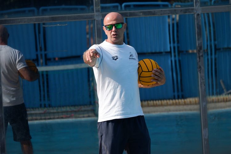 Il tecnico e presidente della società Ossidiana Messina, Nicola Germanà, dirige uno dei primi allenamenti della squadra in vista della prossima stagione di serie B