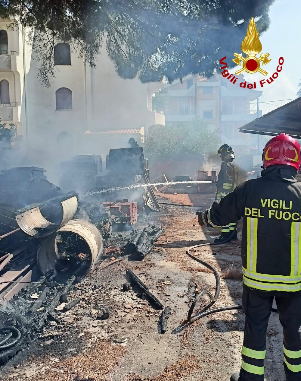 Barcellona. Incendio In Un Deposito Di Materiale Edile FOTO