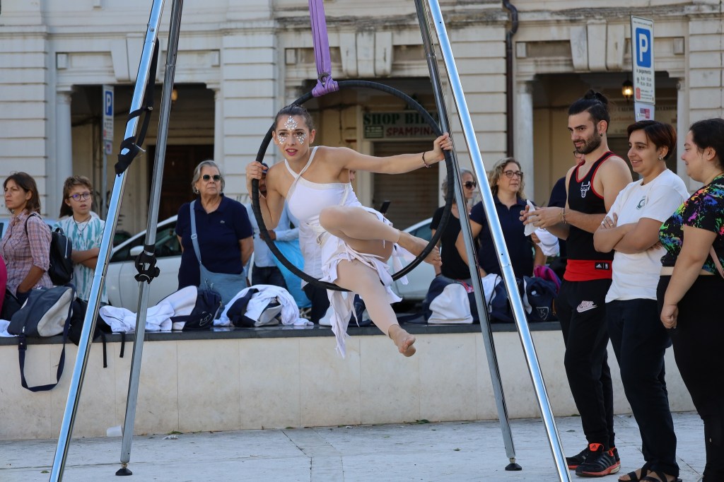 atleta nel cerchio aereo