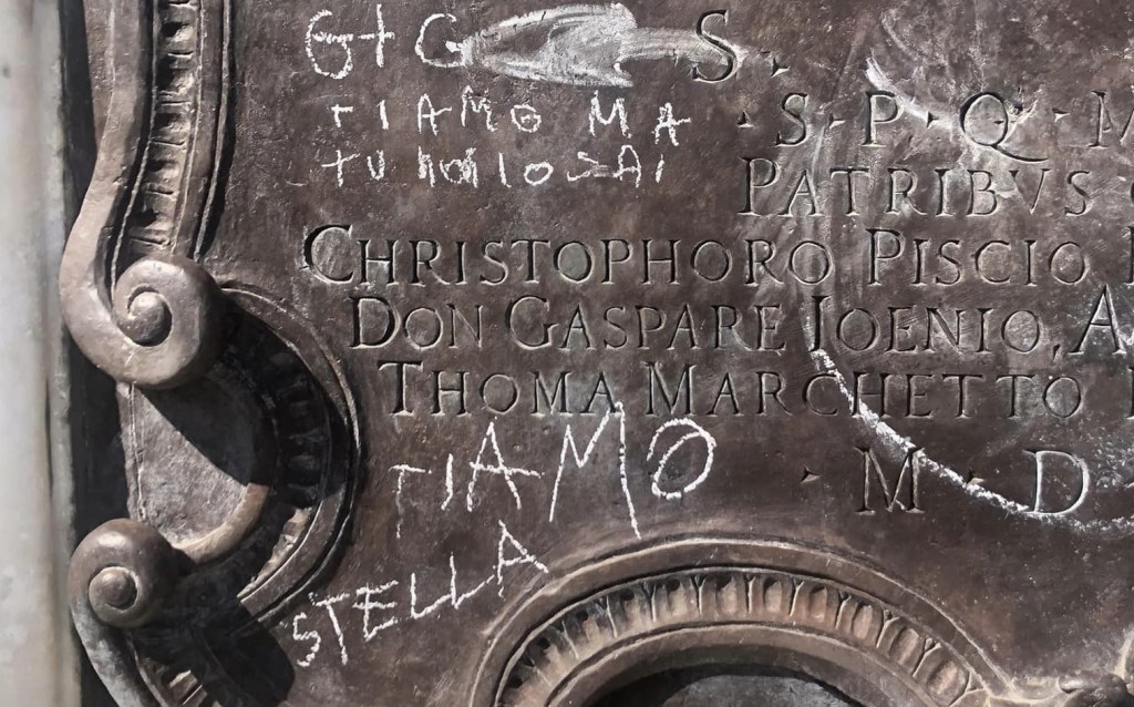 Scritte in gesso deturpano Don Giovanni d'Austria