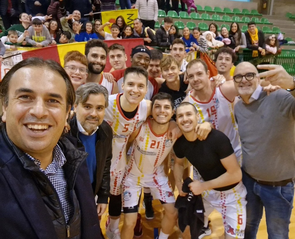 basket school festeggia coi tifosi