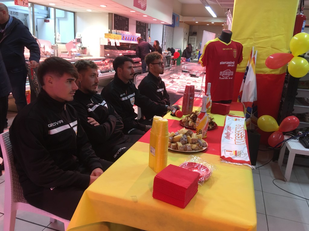 calciatori messina nel supermercato