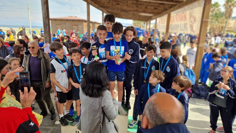 ragazzi giovani premiati sul podio