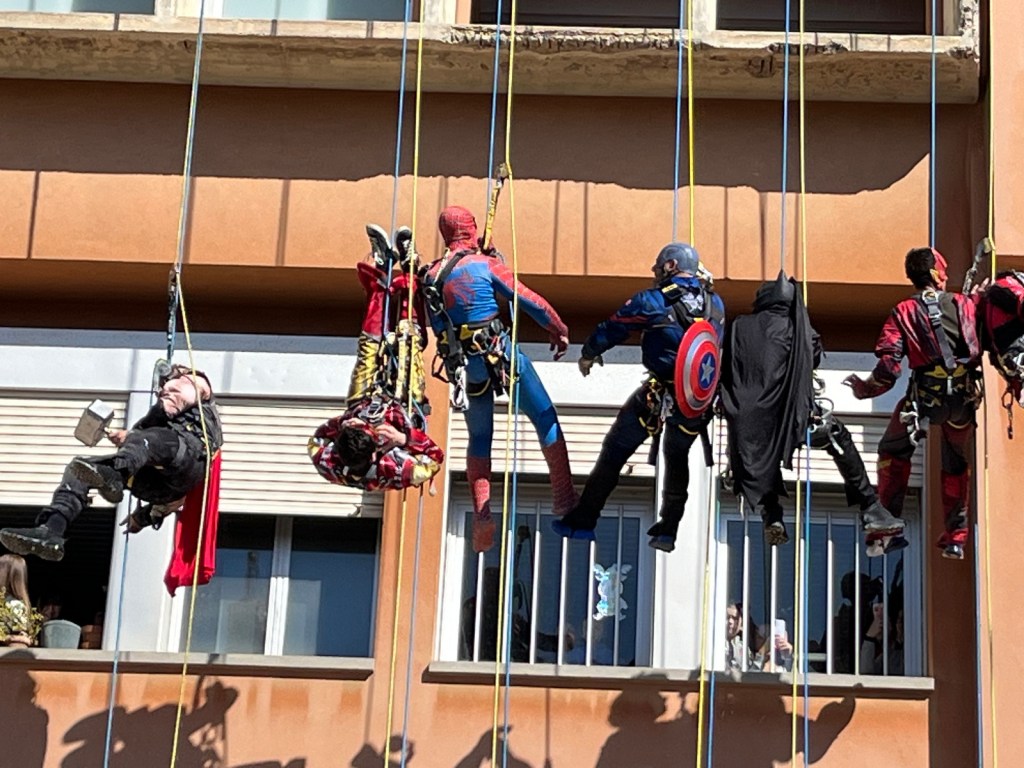 L'Uomo Ragno in corsia. I veri eroi sono i bimbi 