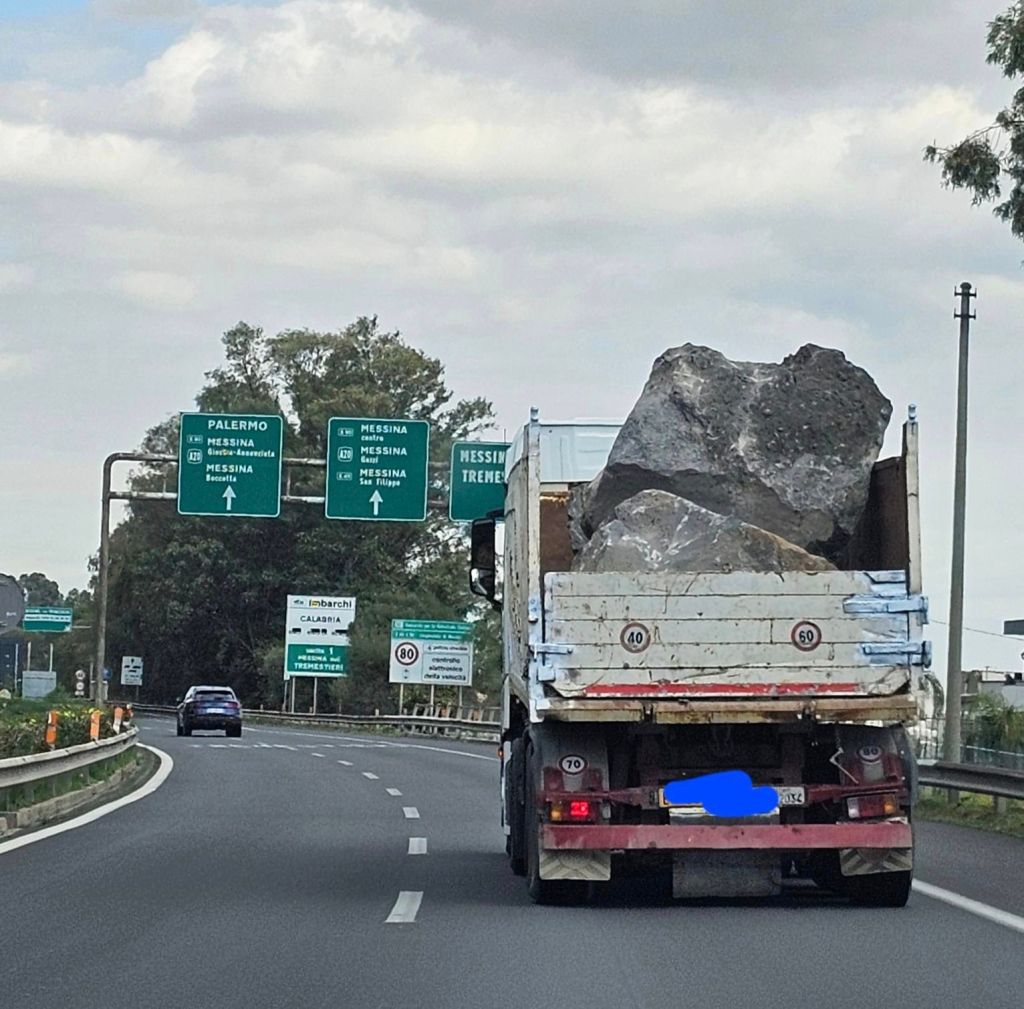 Camion per i lavori messa in sicurezza Santa Margherita 