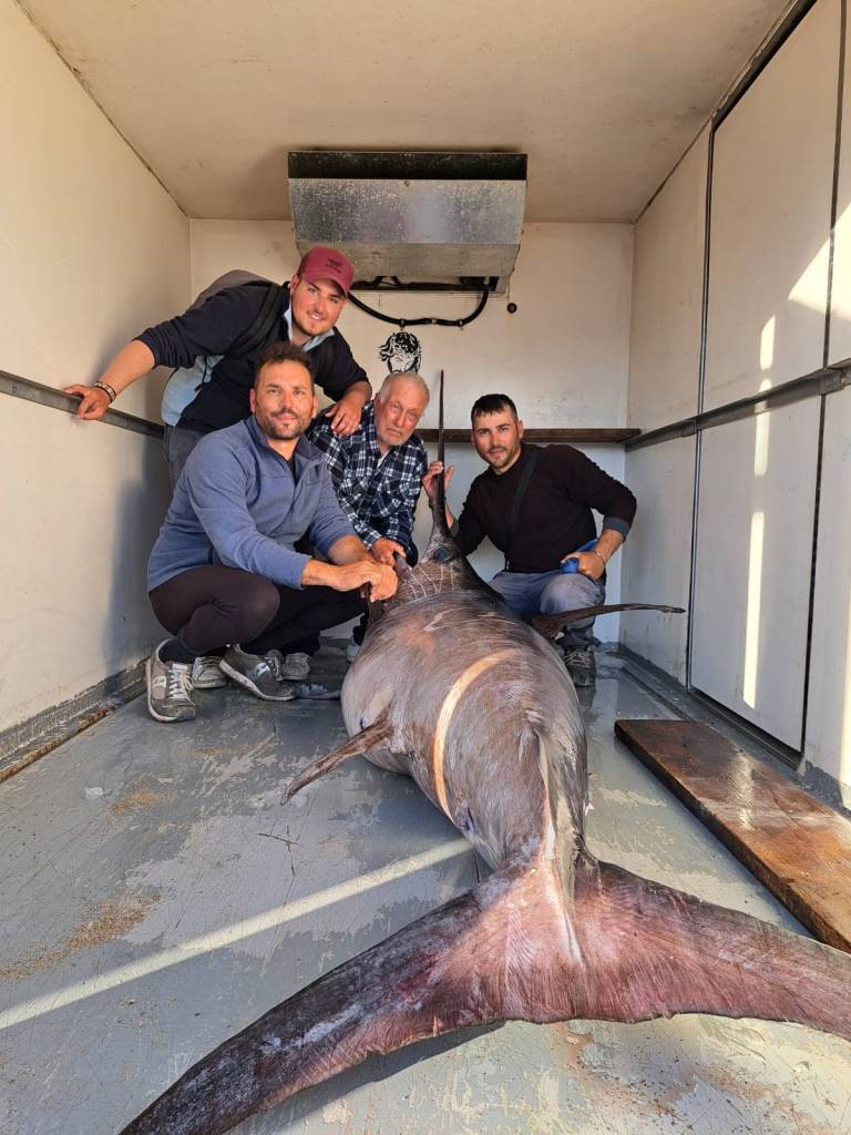 L'equipaggio che ha catturato il pescespada da 260 kg