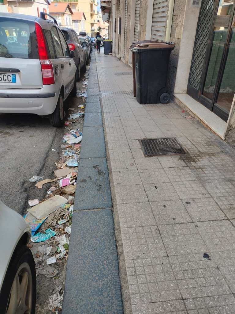 Degrado e sporcizia in via Palermo