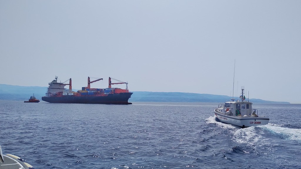 Nave in avaria nello Stretto di Messina