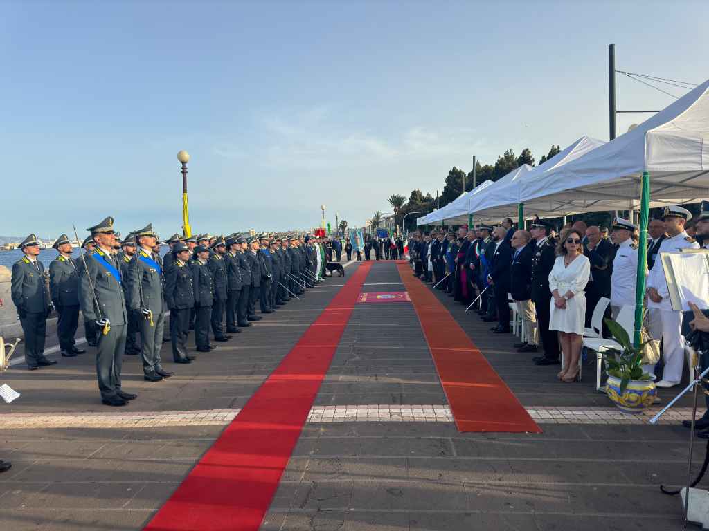 Guardia di finanza a Messina, passeggiata a mare