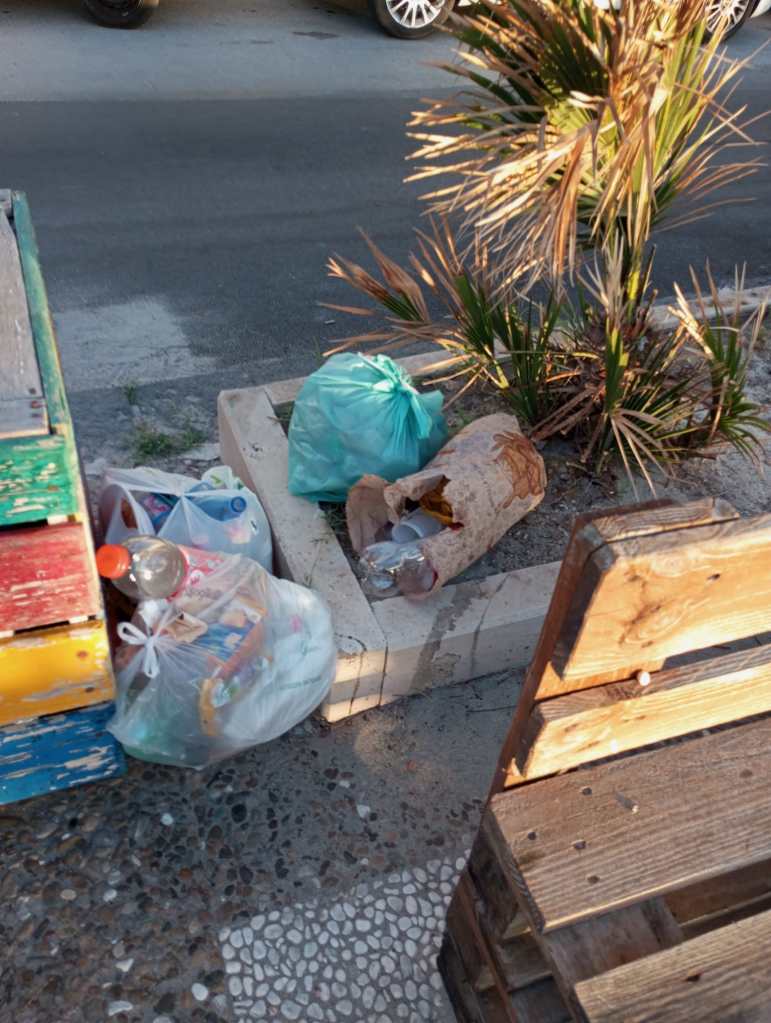 Rifiuti in strada a Santo Saba