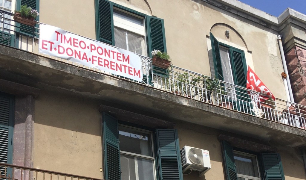 "Timeo Pontem et dona ferentem": scritta sopra la sede della Lega