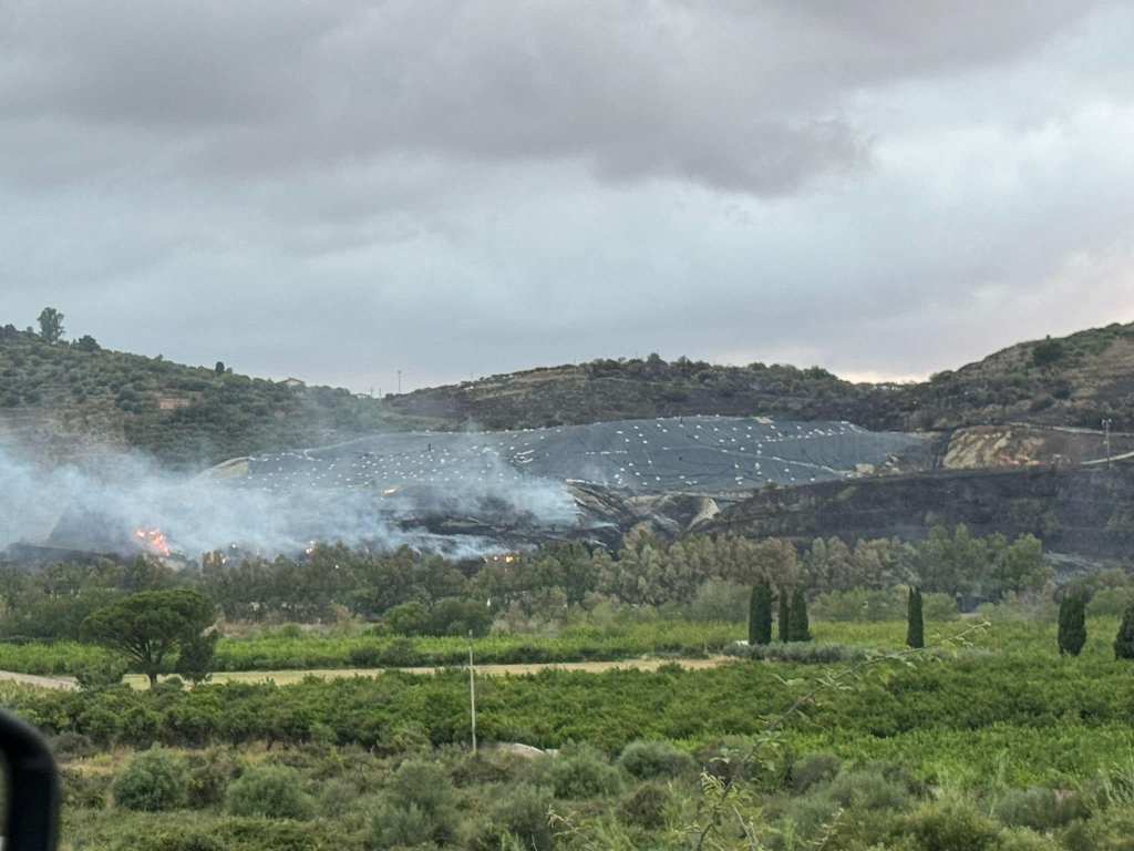 L'incendio nell'ex discarica di Mazzarà Sant'Andrea