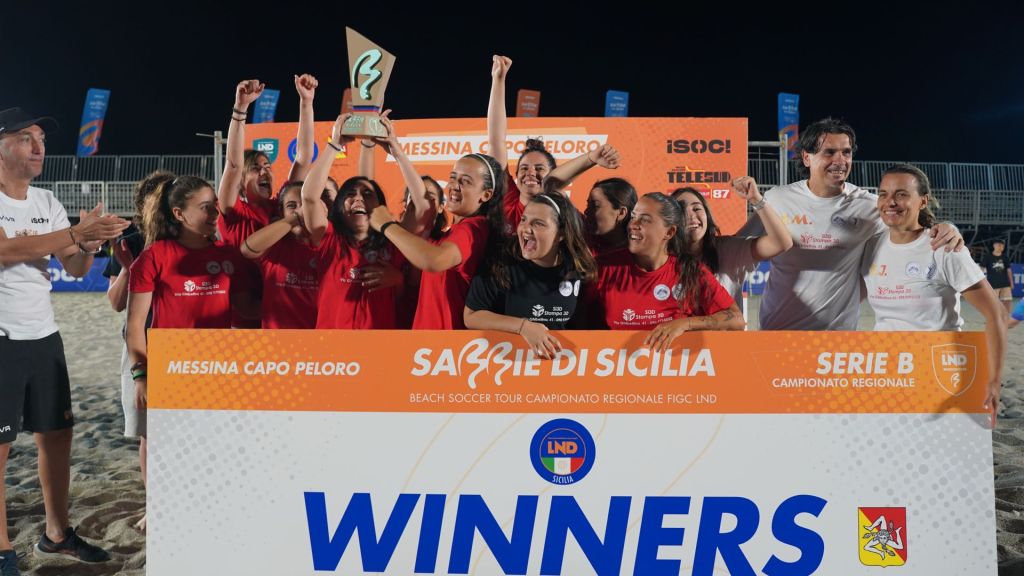 le ragazze Unime festeggiano la vittoria