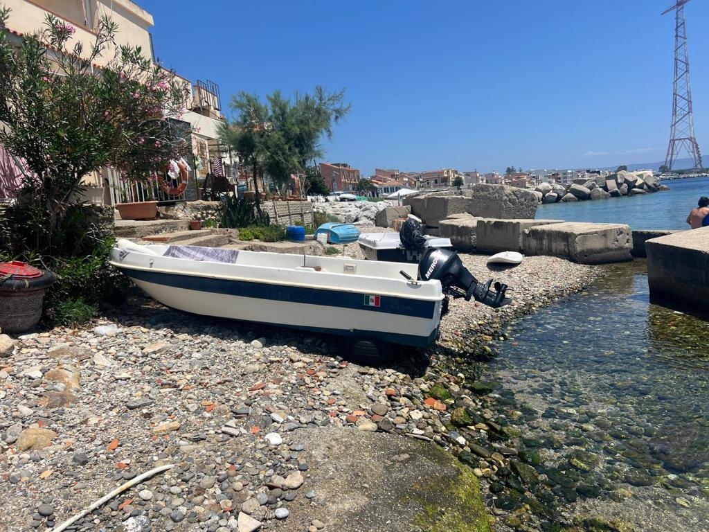 Torre Faro, barca occupa 5 metri della battigia