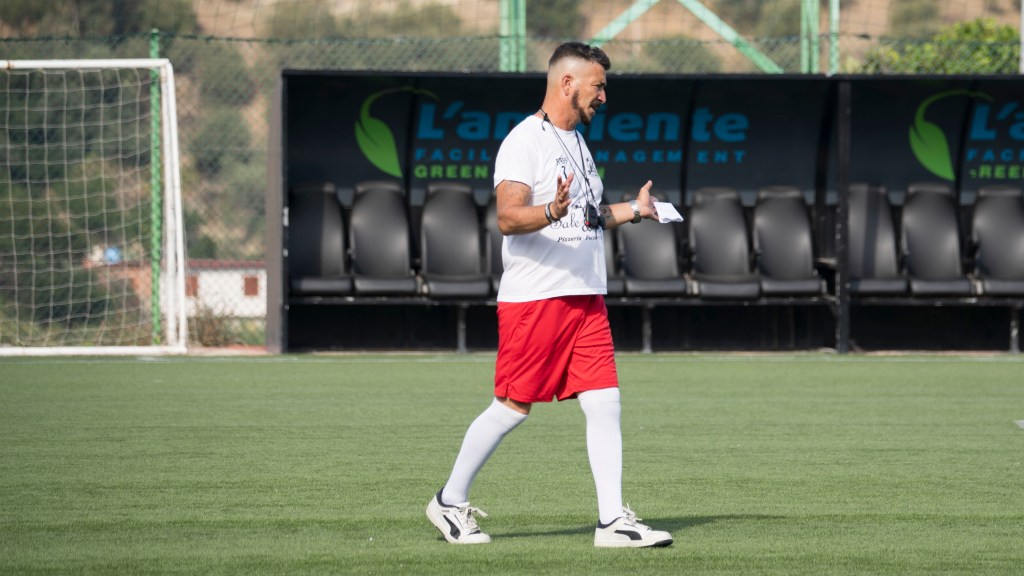 mister cosimini dirige un allenamento