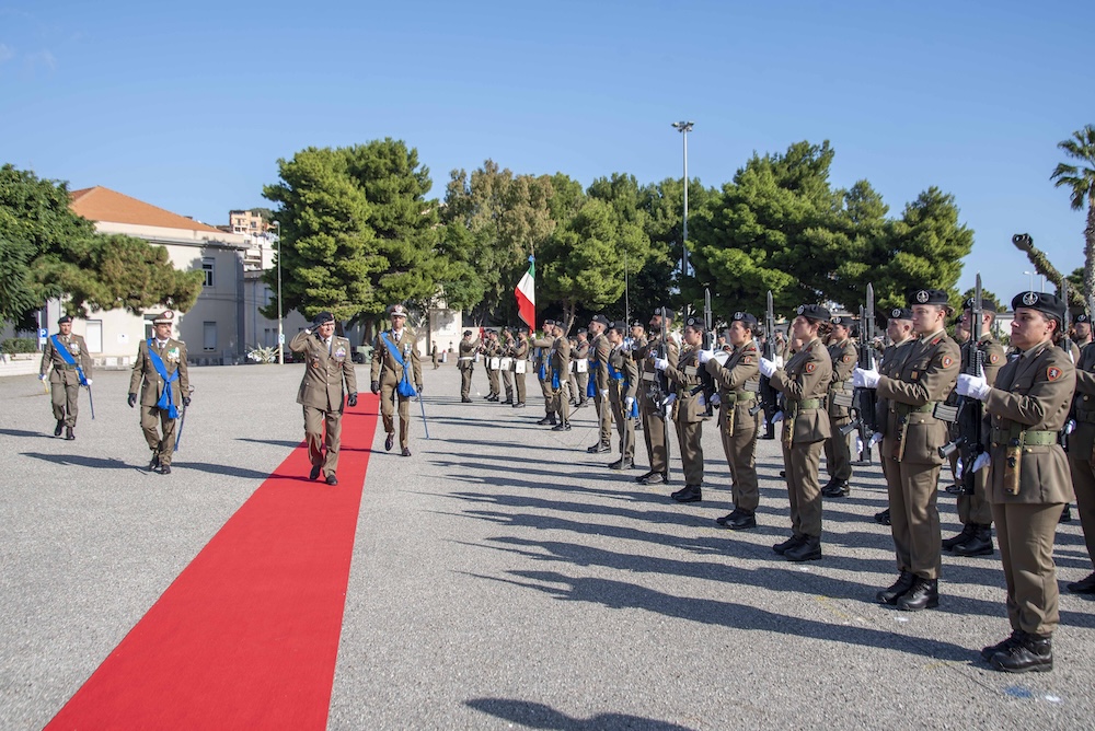 Il generale Ristuccia passa in rassegna lo schieramento