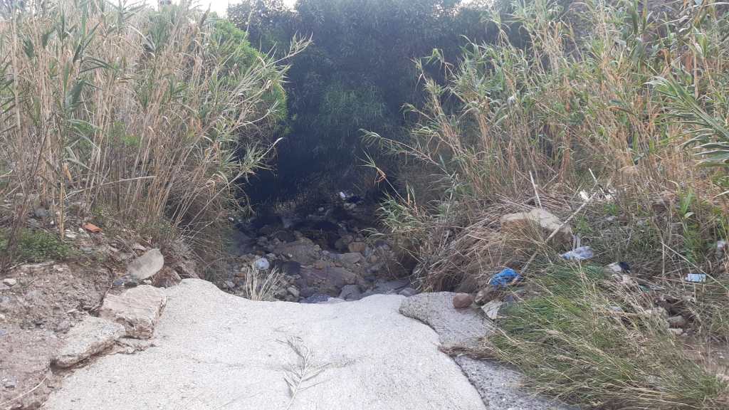 Strada di accesso alla spiaggia di Alì