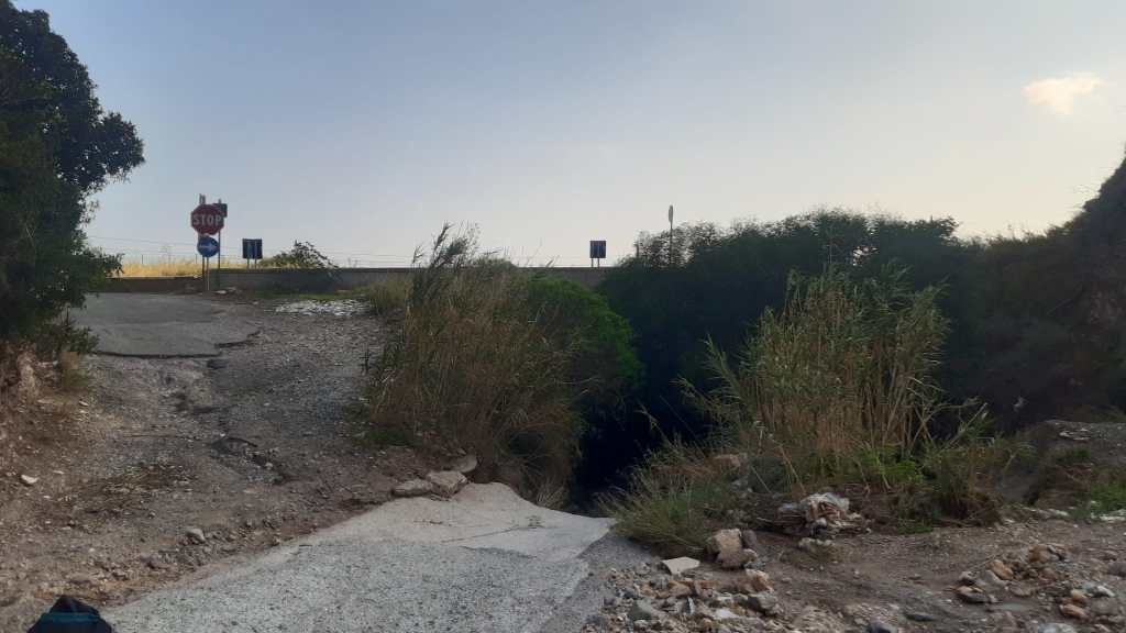 Strada di accesso alla spiaggia di Alì