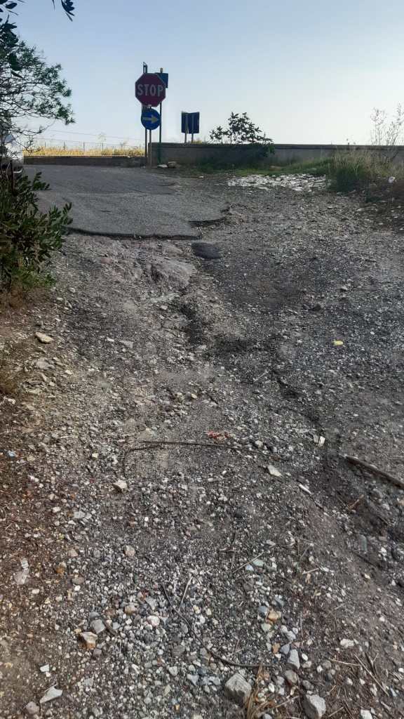 Strada di accesso alla spiaggia di Alì