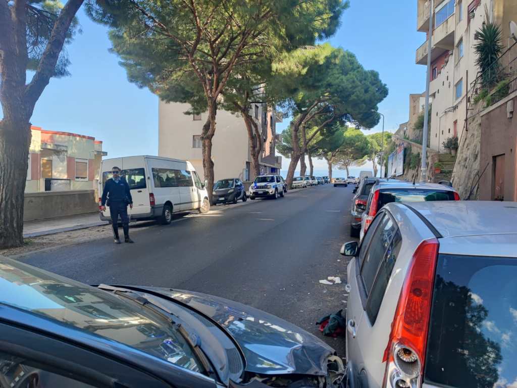 Polizia municipale sul viale Italia