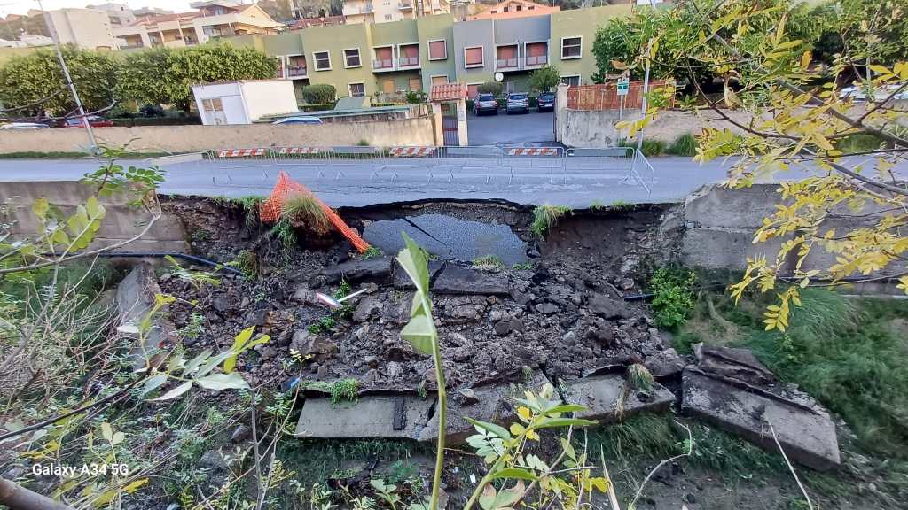 Zafferia crolla la strada