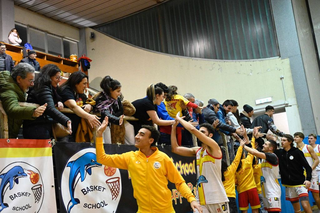 cestisti basket school salutano il proprio pubblico