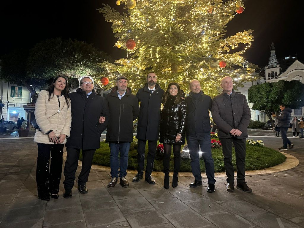 Giunta Basile quasi al completo in piazza Lo Sardo