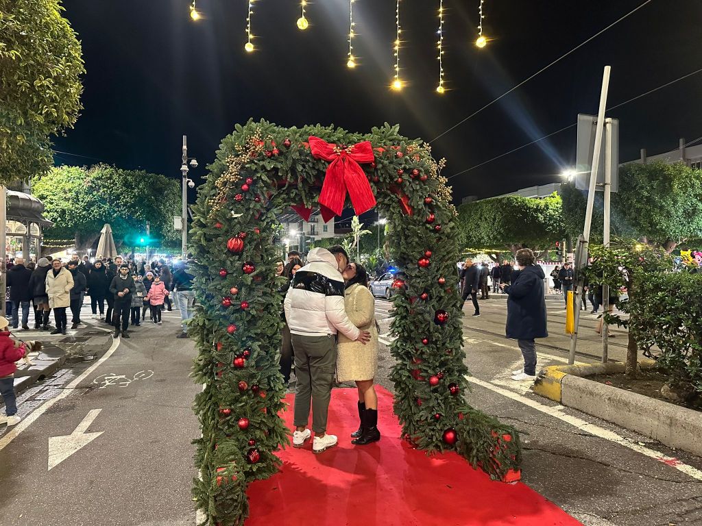 Natale a piazza Cairoli  con bacio