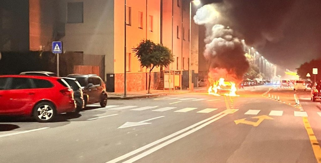 Fiamme auto a Gravitelli