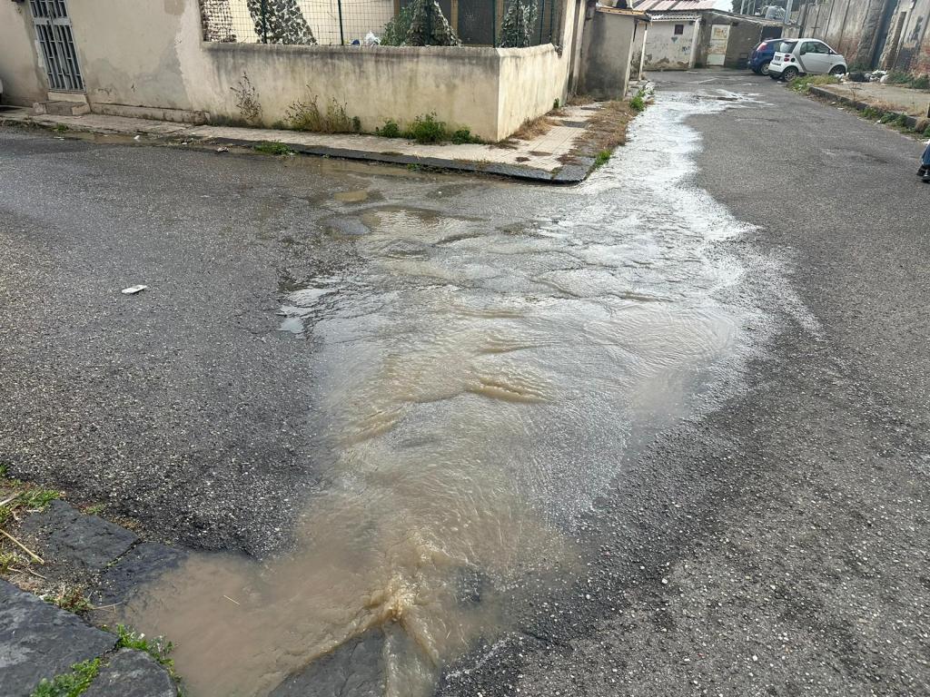 Via Ennio Quinto perdita d'acqua rione Taormina.