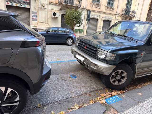 auto parcheggiate fuori stallo