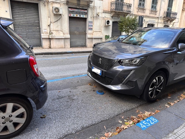 auto parcheggiate fuori stallo