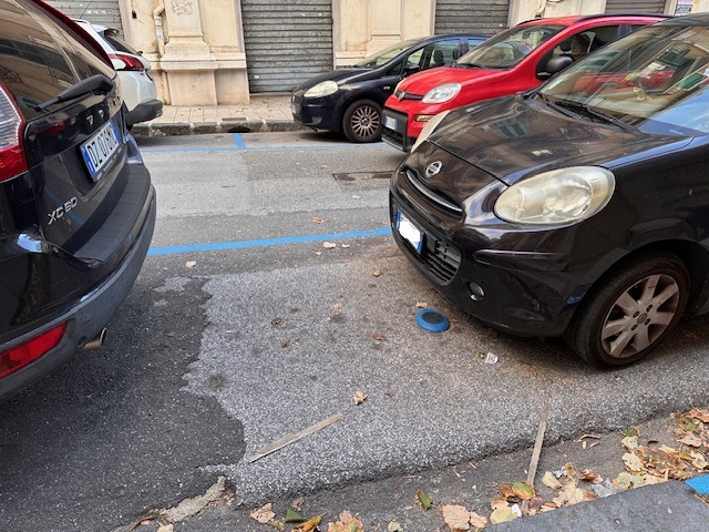 auto parcheggiate fuori stallo