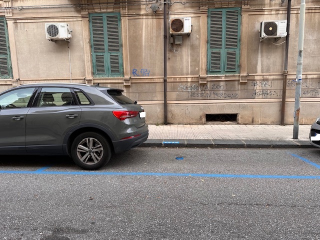 auto parcheggiate fuori stallo