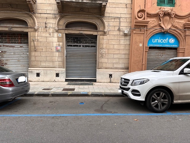 auto parcheggiate fuori stallo