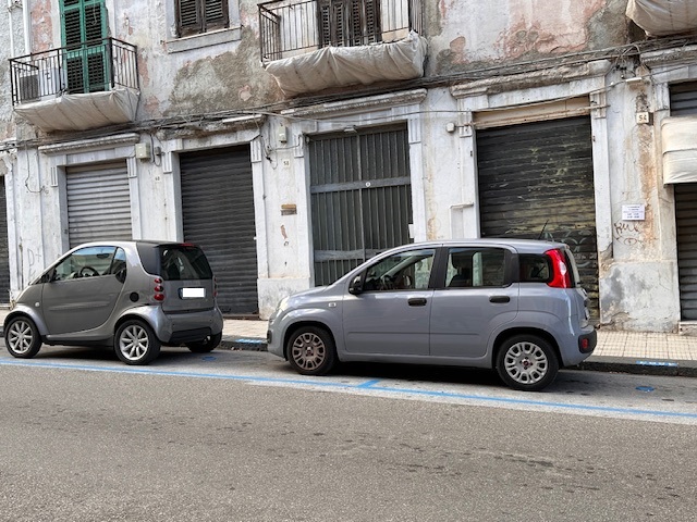 auto parcheggiate fuori stallo