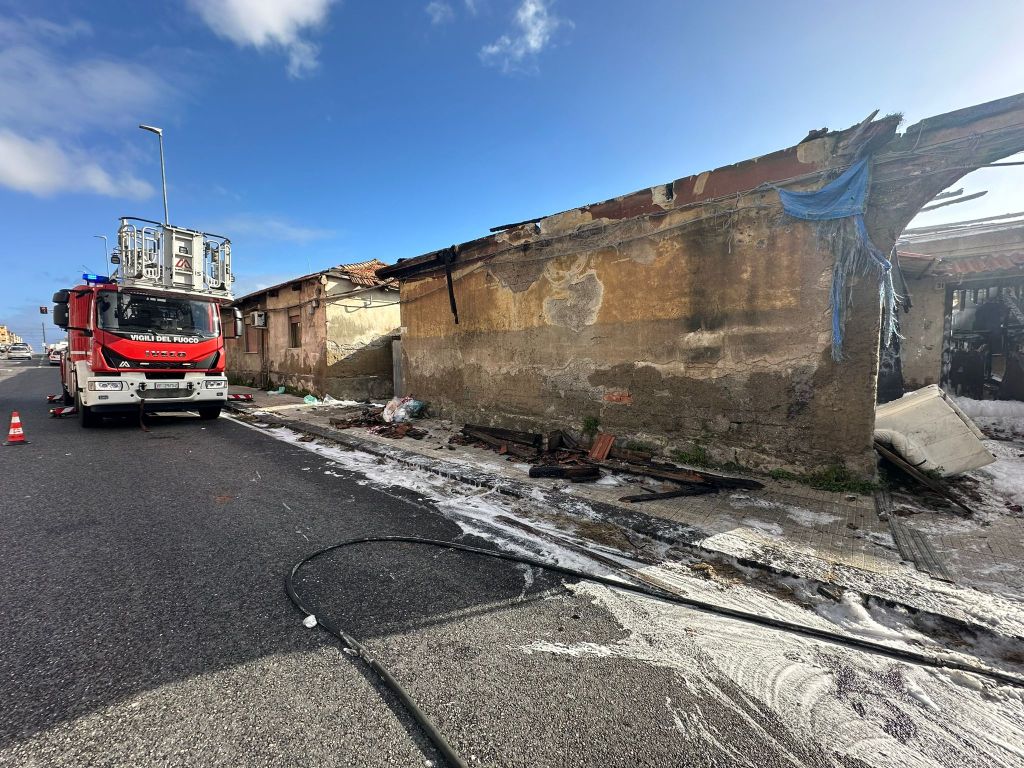 incendio baracca rione taormina