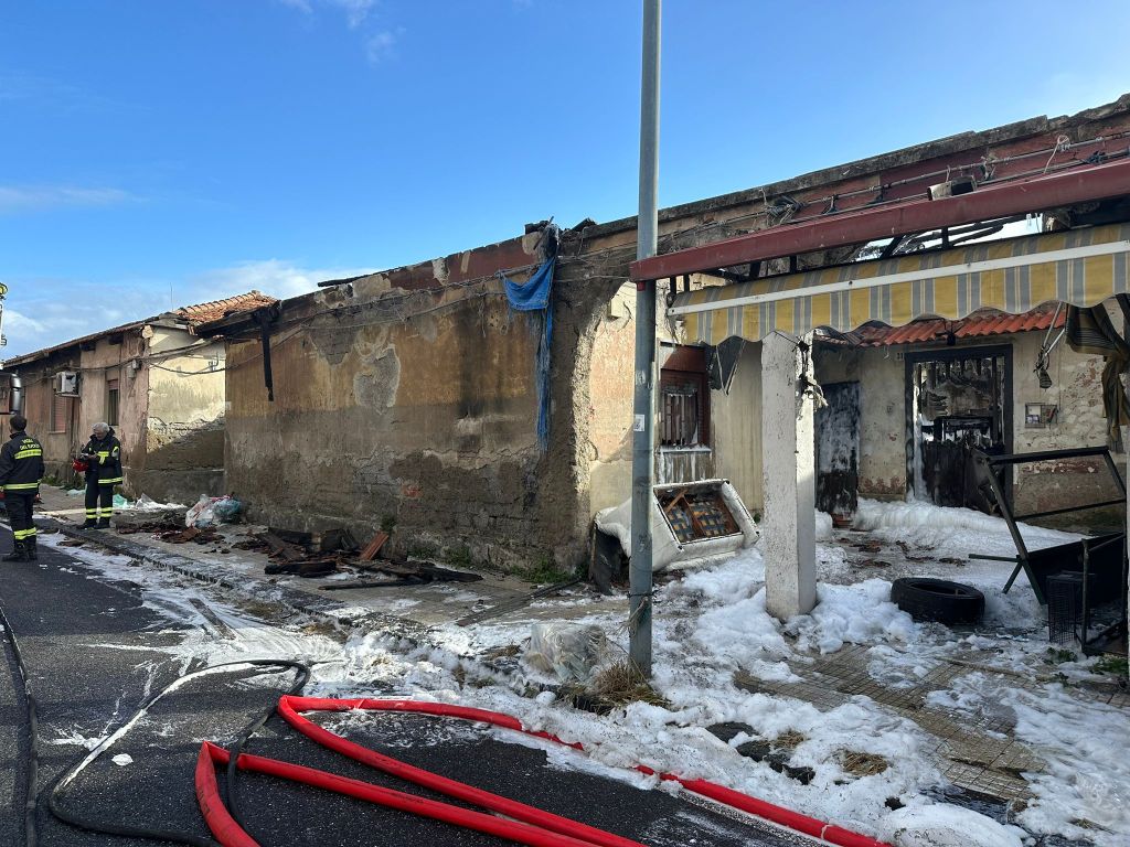 incendio baracca rione taormina