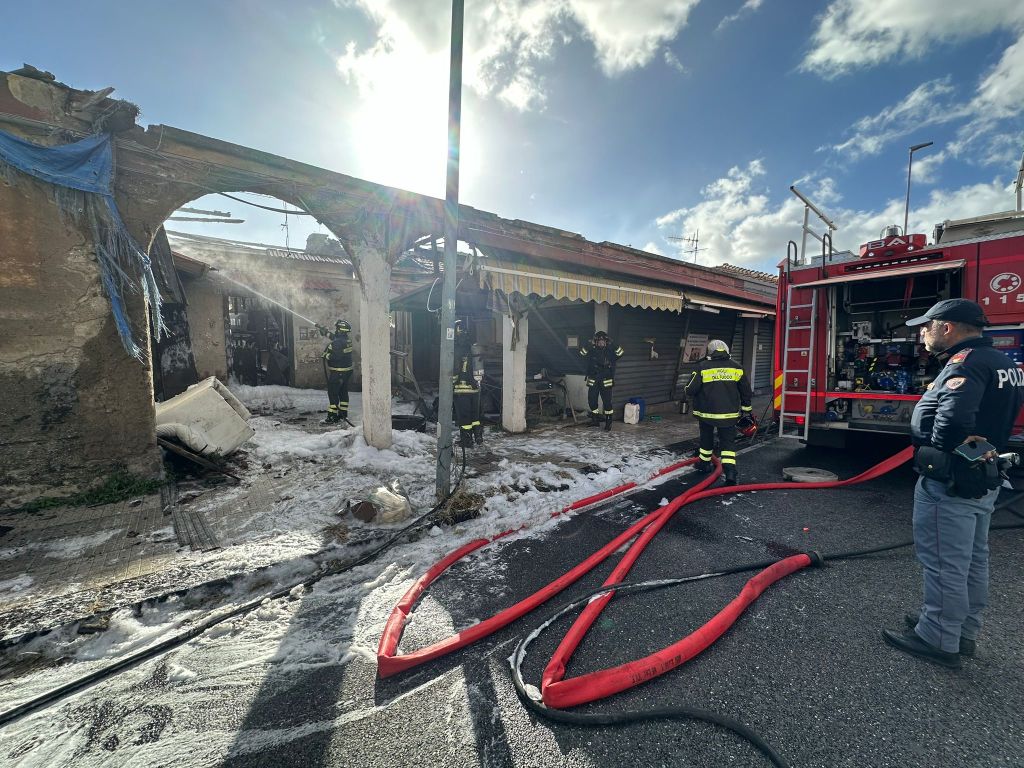 incendio baracca rione taormina