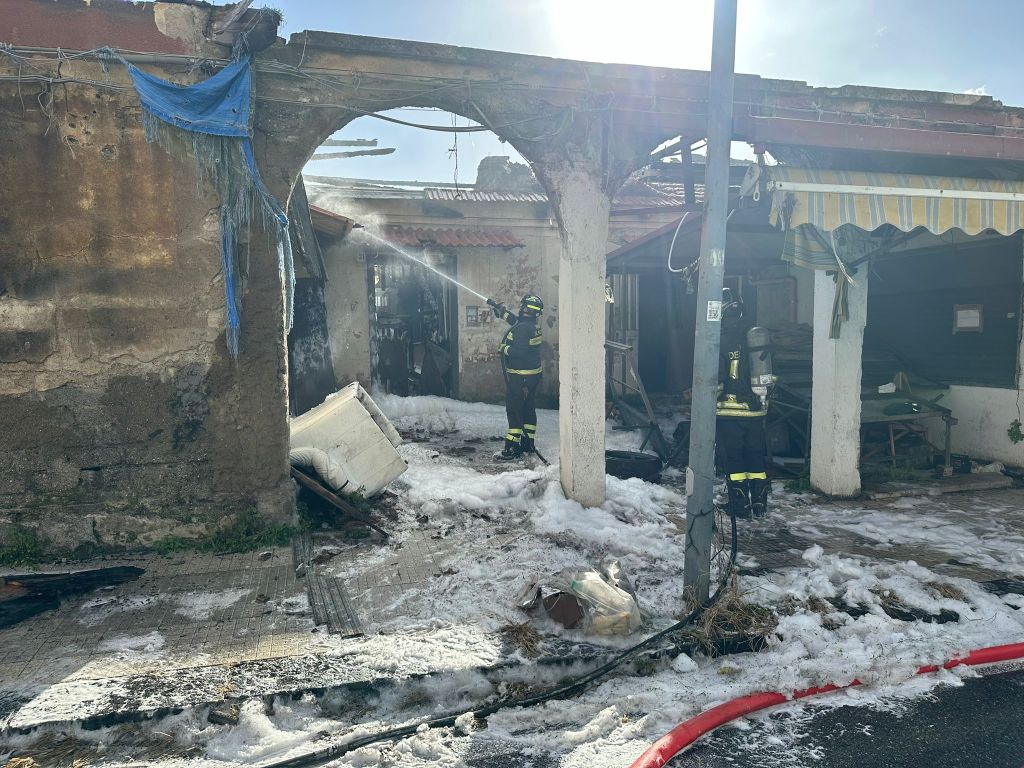 incendio baracca rione taormina