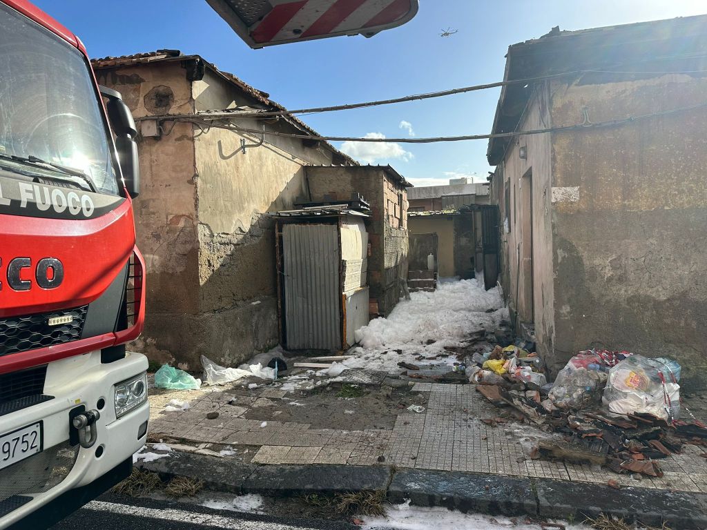 incendio baracca rione taormina