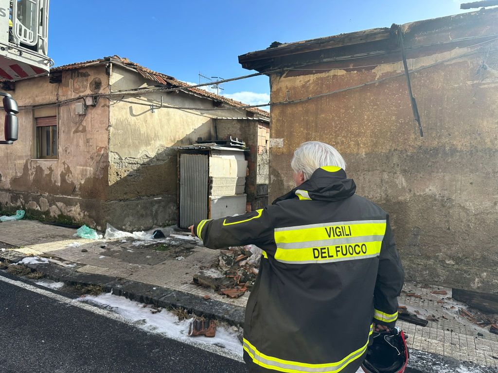 incendio baracca rione taormina