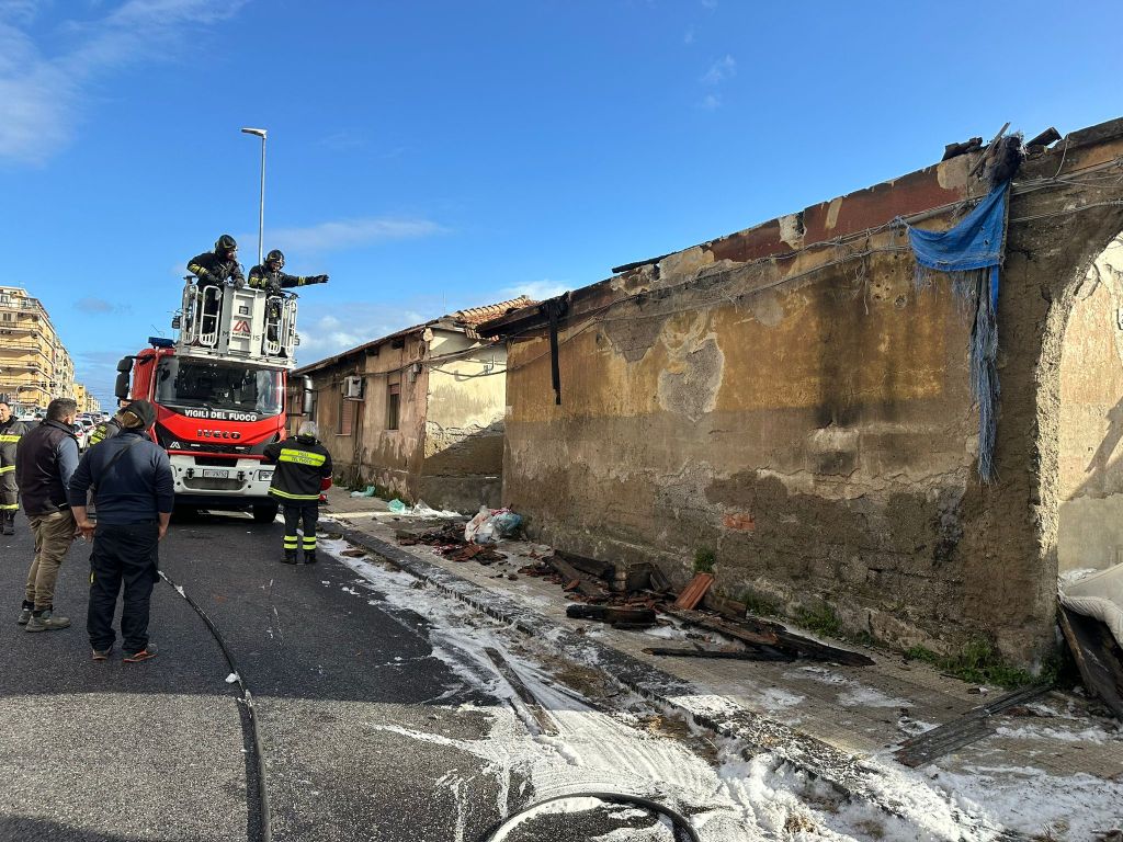 incendio baracca rione taormina