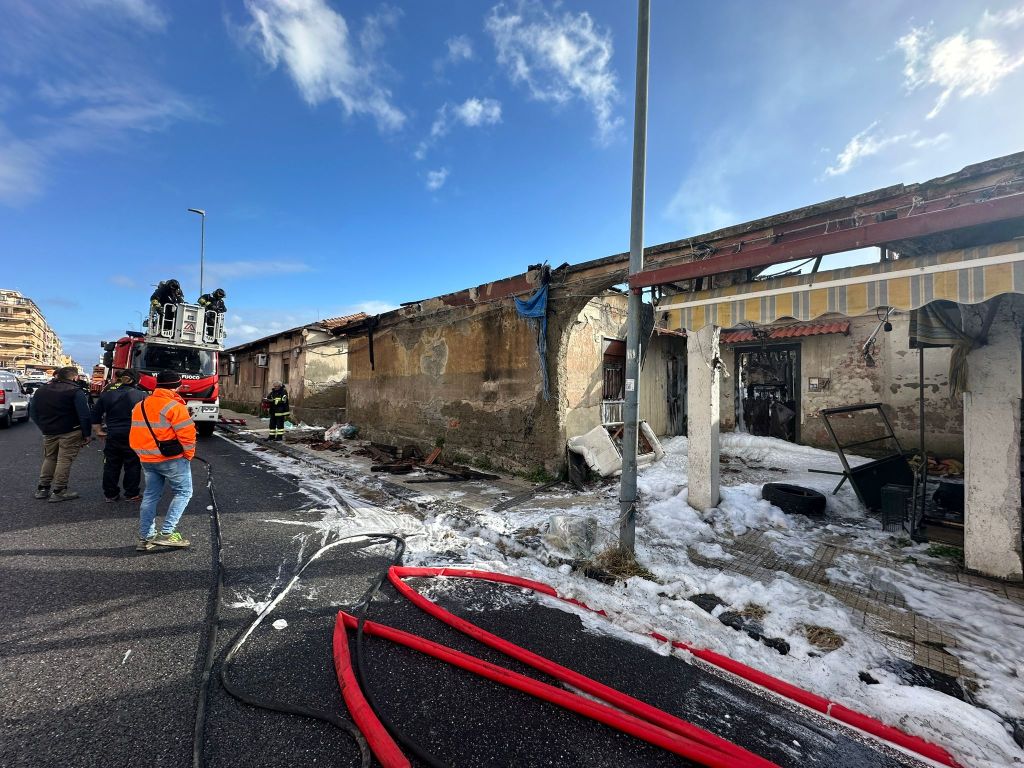 incendio baracca rione taormina